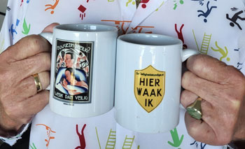 Mok met logo en poster