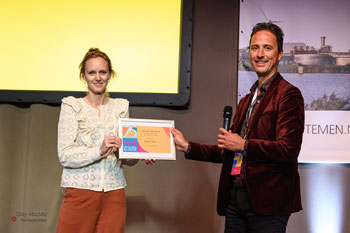 Karlijn Meinders overhandigd de Andrew Hale Award aan Danny Jolly (foto: Boy Hazes)